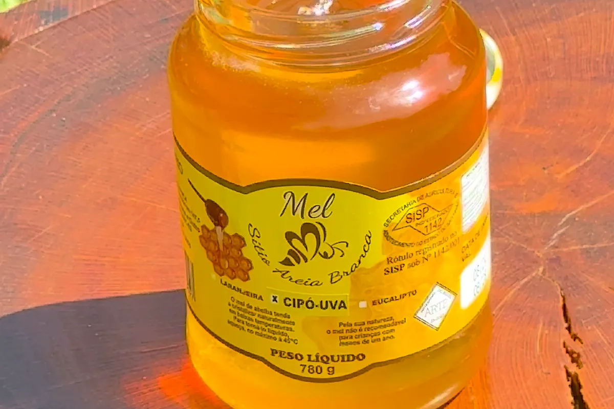 Pote de 780 g de mel do Sítio Areia Branca, com o rótulo mostrando as floradas